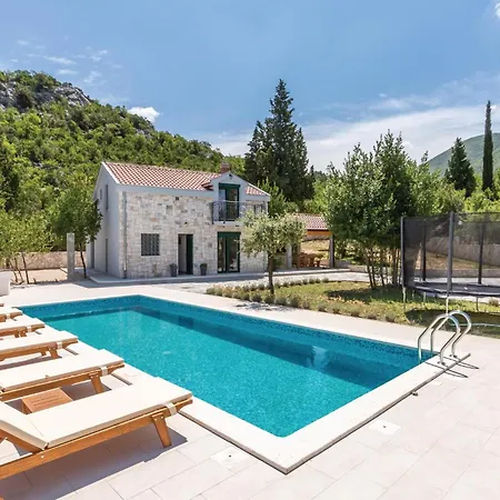 Holiday home Pet Friendly In With Jacuzzi *