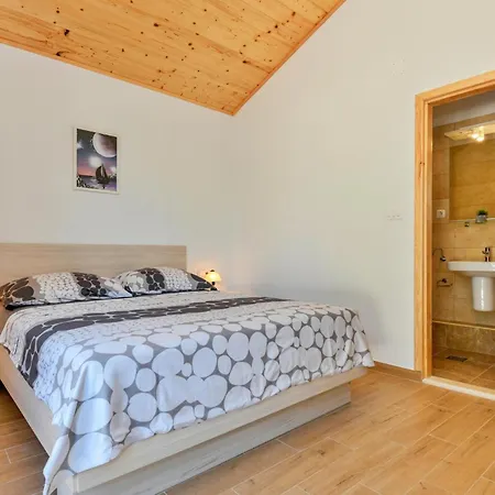 Pet Friendly In With Jacuzzi Holiday home