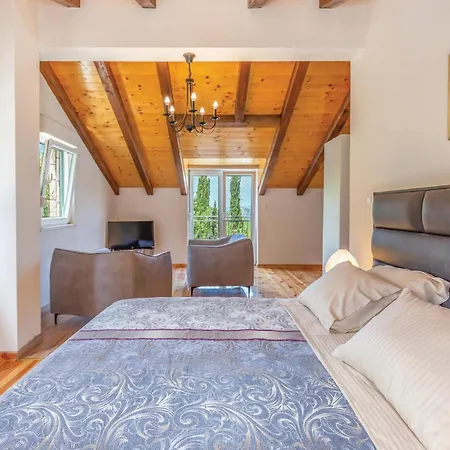 Pet Friendly In With Jacuzzi Holiday home