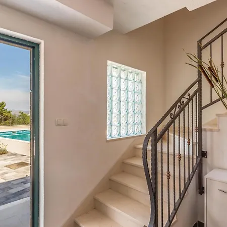 Pet Friendly In With Jacuzzi Holiday home