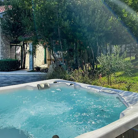 Holiday home Pet Friendly In With Jacuzzi